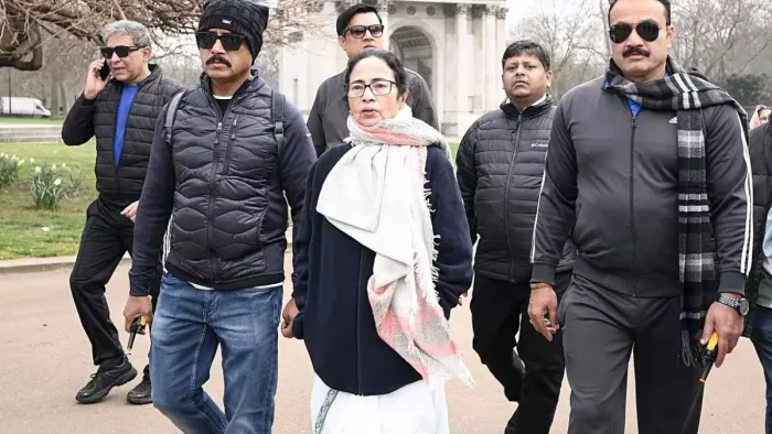लंदन की सड़कों पर ममता बनर्जी का लुक (फोटो-पीटीआई)