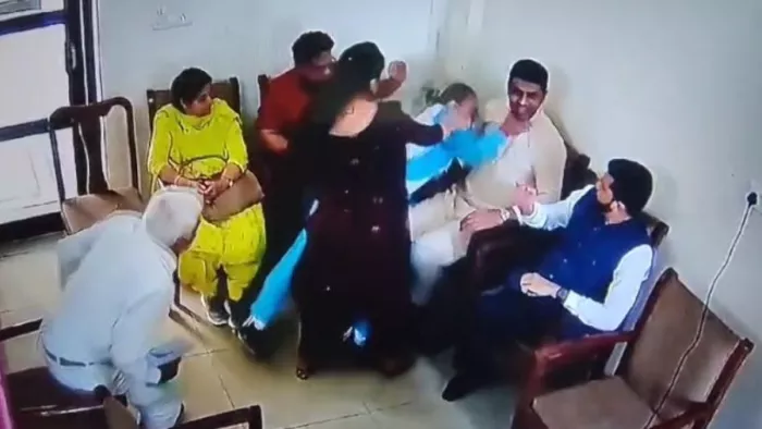 महिला पुलिस थाना में बॉक्सर स्वीटी बूरा अपने पति कबड्डी खिलाड़ी दीपक हुड़्डा का गला पकड़े।