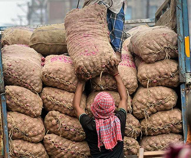 खर्च किए तीन लाख, ट्रक पर लोड की 25 टन प्‍याज, लॉकडाउन के बीच मुंबई से पहुंचा अपने घर