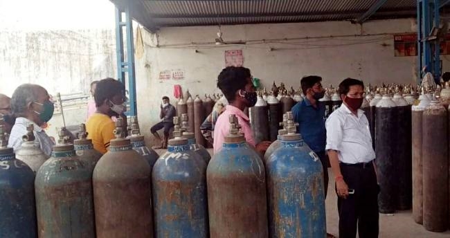 पटना ऑक्सीजन लाइव ::: सिलेंडर में ऑक्सीजन भर दीजिए, नहीं तो मरीज मर जाएगा