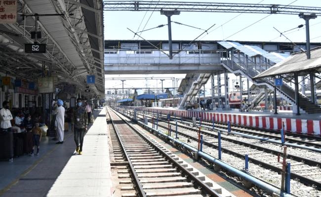 सिविल लाइन के यात्रियों को नहीं मिल रहा फुट ओवरब्रिज का लाभ