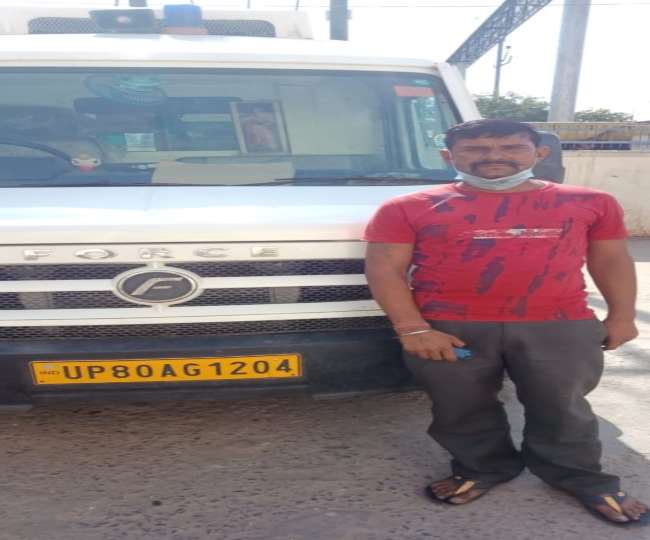 राजकुमार कोरोना संक्रमित मरीजों को घरों से अस्पताल पहुंचा रहे हैं।