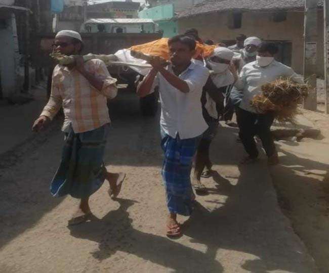 पार्वती की अर्थी ले जाते मुस्लिम समाज के युवक। जागरण