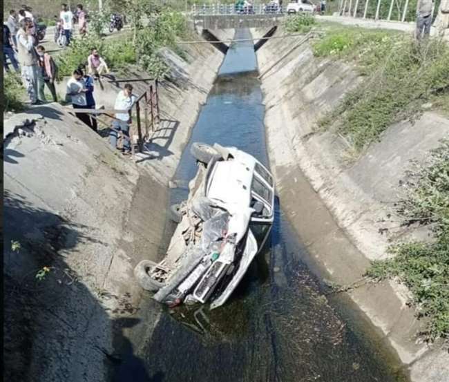car fal in shahnahar at rey driver injured no damage due to water level low