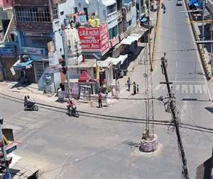 कोरोना संक्रमण के चलते वीकेंड कफ़र्यू में शहर की सड़कों पर पसरा सन्&zwj;नाटा।