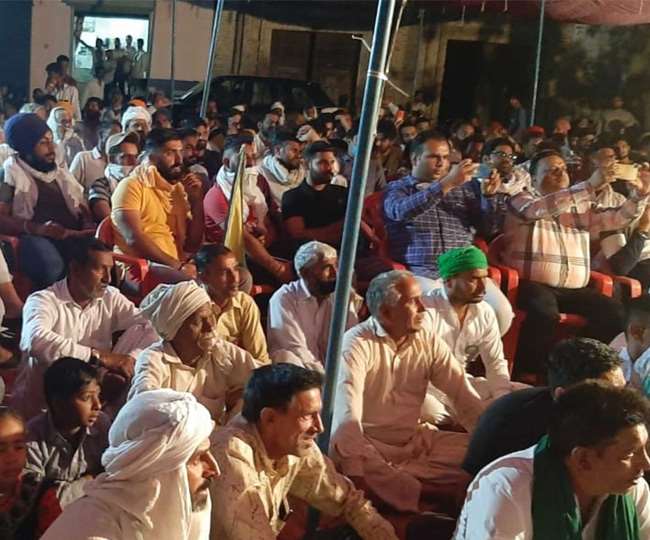 सरदूलगढ़़ के गांव करंडी में किसान महापंचायत में उपस्थित किसान, जिन्होंने कोरोना नियमों का पालन नहीं किया। जागरण