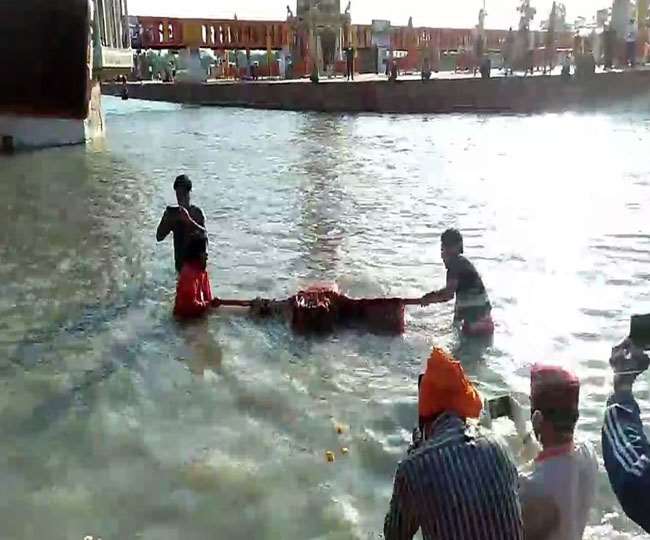 Haridwar Kumbh 2021: हर की पैड़ी पर देव डोलियों ने किया गंगा स्नान। जागरण