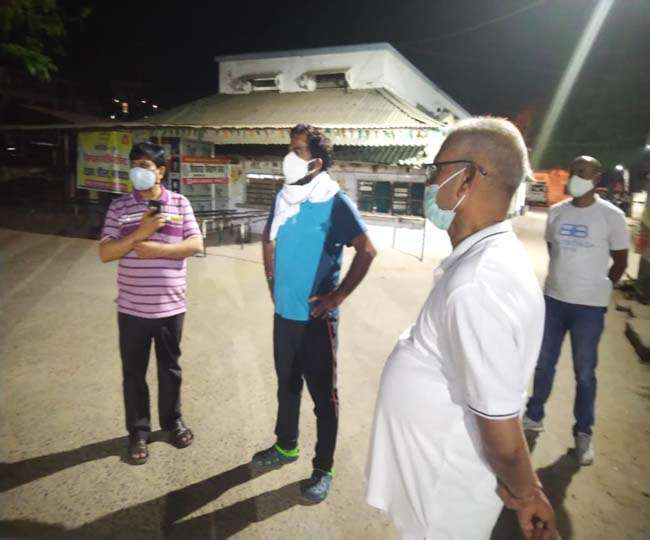 सदर अस्&zwj;पताल का जायजा लेते डीएम और एसडीएम। जागरण