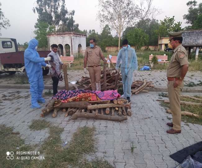 बिजनौर में अंतिम संस्कार कराती यूपी पुलिस।