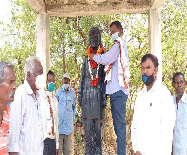 गंगा नारायण सिंह की प्रतिमा पर माल्यार्पण करते भूमिज समाज के लोग।