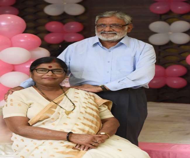 रह गई यादें...पत्नी डॉक्टर हेमलता के साथ इलाहाबाद विश्वविद्यालय के पूर्व प्रोफेसर एके श्रीवास्तव। (फाइल फोटो)
