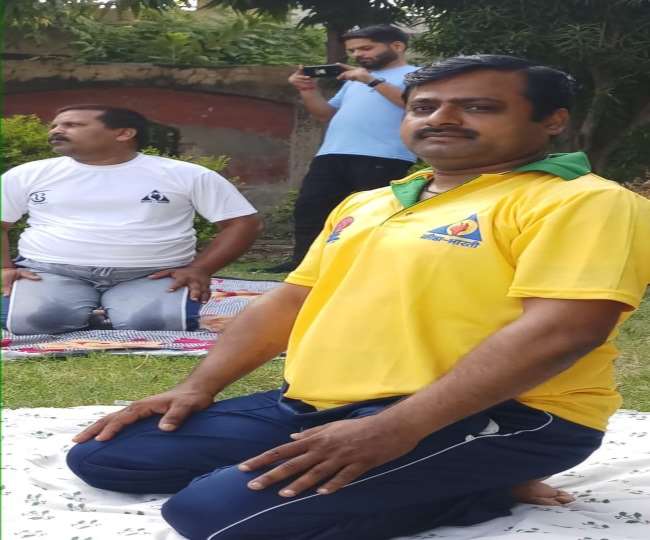 योगाचार्य मोहित वर्मा ने बताए सूर्य नमस्कार के 12 आसान।