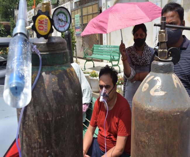 दिरापुरम गुरुद्वारे के प्रधान गुरुप्रीत सिंह टीम के साथ लोगों को दे रहे हैं आक्सीजन
