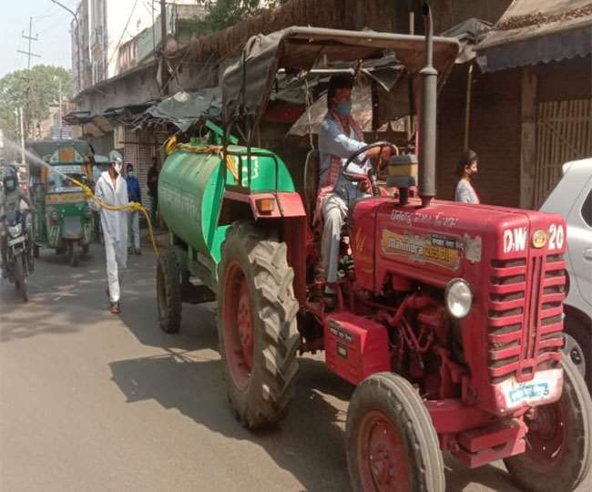 रविवार की सुबह नगर निगम की ओर से सैनिटाइजेशन का कार्य शुरू किया गया है। (जागरण)
