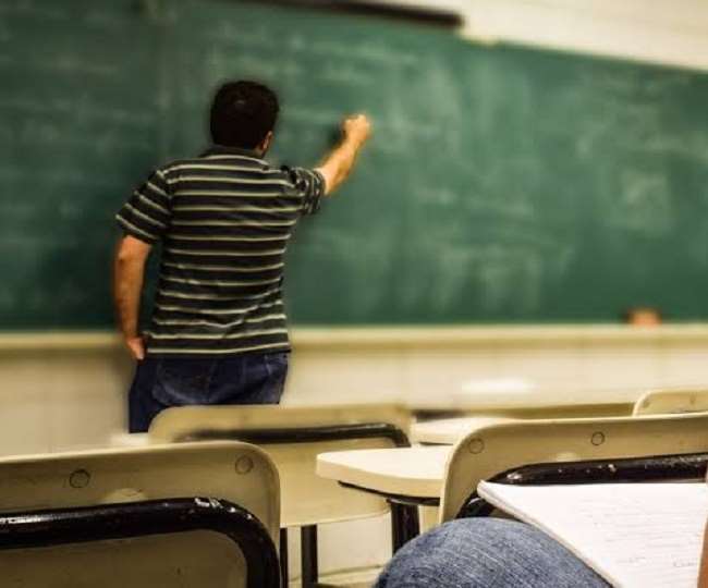 राज्य के सरकारी स्कूलों में कला अध्यापकों के पदों को भरने में देरी का मामला तूल पकड़ गया है।