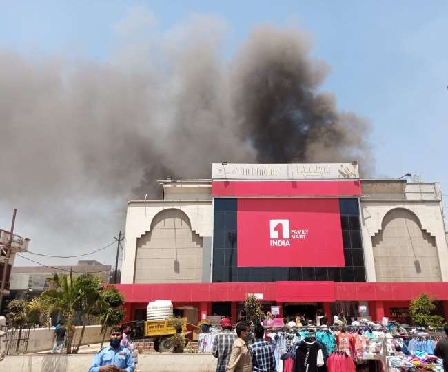 सिनेमा घर में 50 व शापिंग माल में पांच लाख की संपत्ति हुई राख।