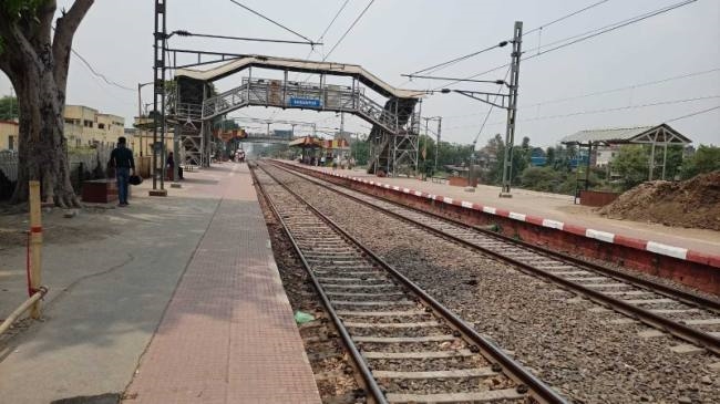 बरियारपुर रेलवे स्टेशन पर यात्री सुविधाओ का अभाव, गर्मी में बढ़ी परेशानी