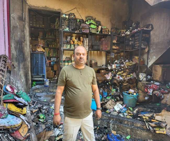 बाराबंकी में कास्मेटिक की दुकान में लगी भीषण आग, 14 लाख का सामान जलकर