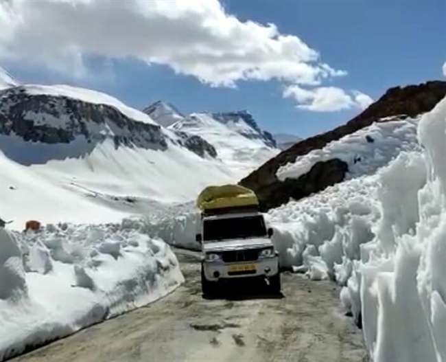 VIDEO: मनाली लेह मार्ग पर शुरू हुआ रोमांच का सफर, बर्फीली वादियों की सैर से पहले जान लें नियम - Manali Leh National Highway: Himachal Pradesh Manali Leh Road Open for Tourists