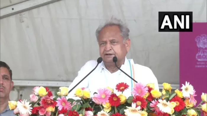 सीएम ने जयपुर के महापुरा गांव में महंगाई राहत शिविर का शुभारंभ किया।