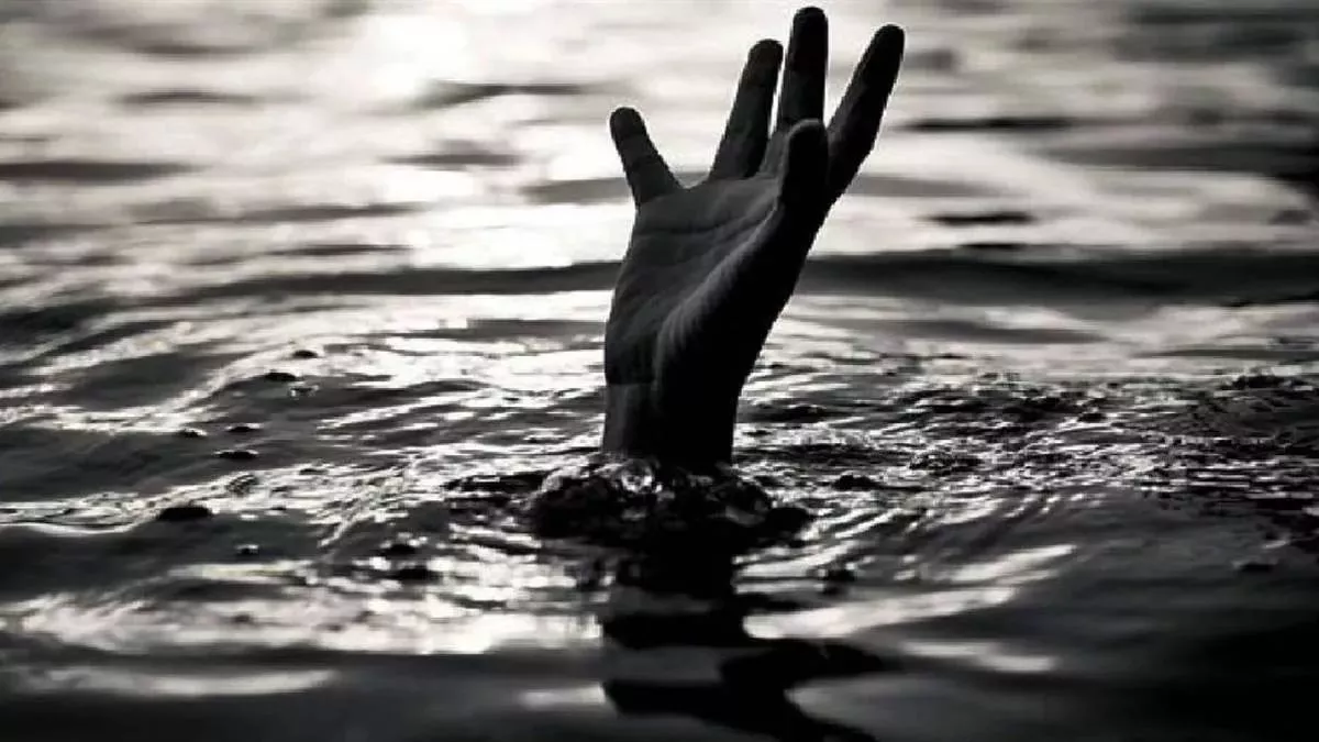 Khunti: रिमिक्स फॉल घूमने आये दो छात्रों की गहरे पानी में डूबने से मौत, गोताखोरों की मदद से निकाला जा सका शव