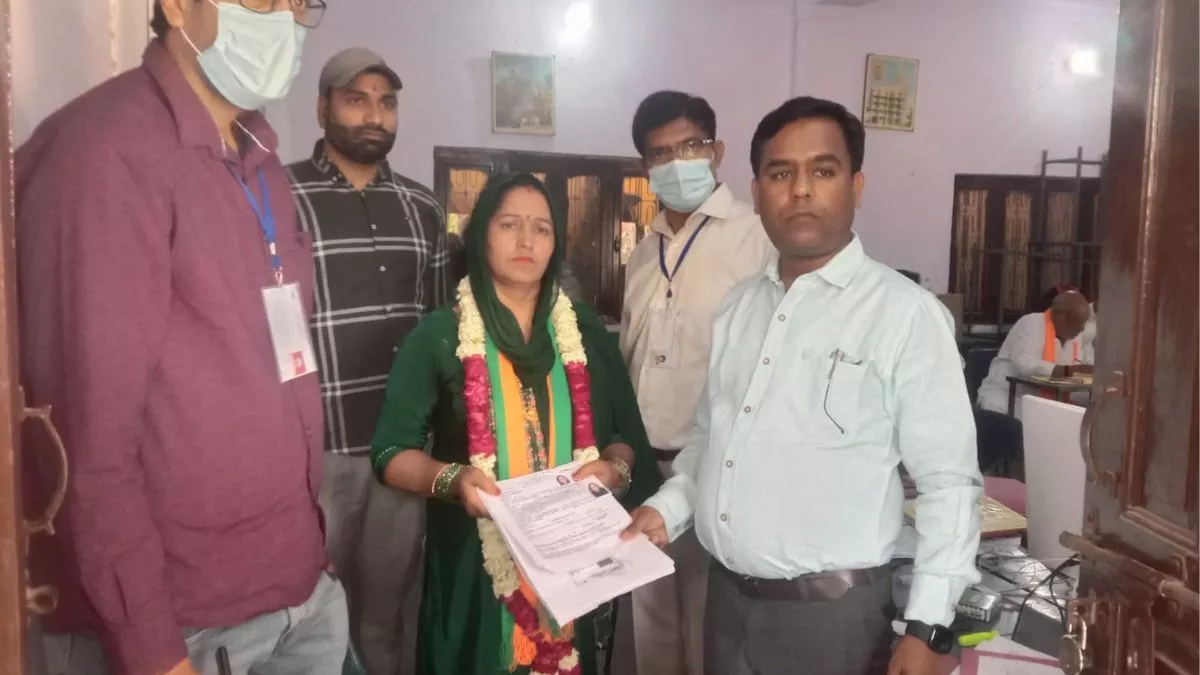 UP Nikay Chunav: लोनी में भाजपा ने पुष्पा को बनाया चेयरमैन प्रत्याशी, SP ने हसीना इदरीसी को उतारा मैदान में