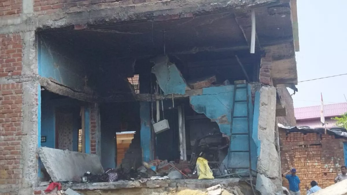 Bihar: नवादा में तेज धमाका से दहला इलाका, मलवे में तब्दील हुआ पूरा घर; तस्वीरें देख रह जाएंगे दंग