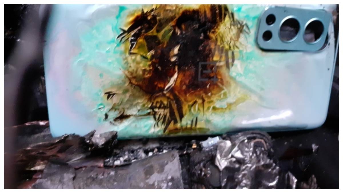 https://www.jagranimages.com/images/newimg/25042023/25_04_2023-phone_explosion_23394809.jpg