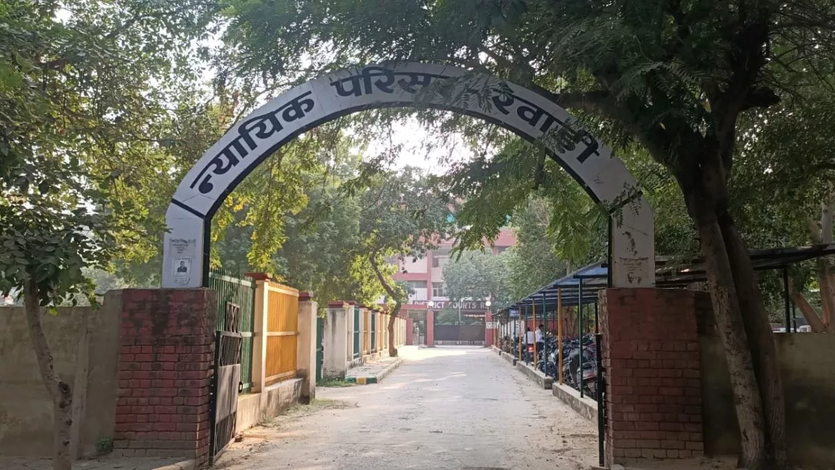 Rewari: जमीन का बढ़ा मुआवजा न देने पर HSIIDC के MD को नोटिस, अदालत ने कहा- क्यों न आपको जेल भेज दिया जाए