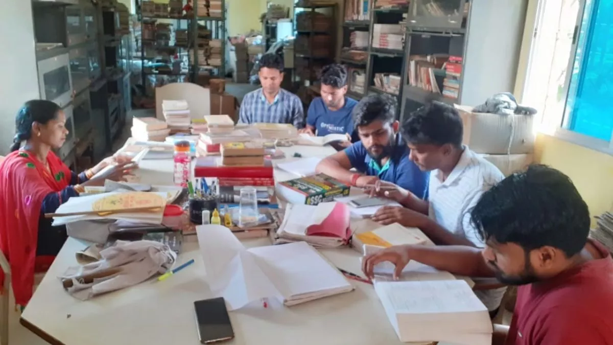 लाइब्रेरी की लुप्त हो रही परंपरा को संजो रहा मधुपुर का झारखंड अध्ययन केंद्र, दुर्लभ लेखन का भंडार है पुस्तकालय