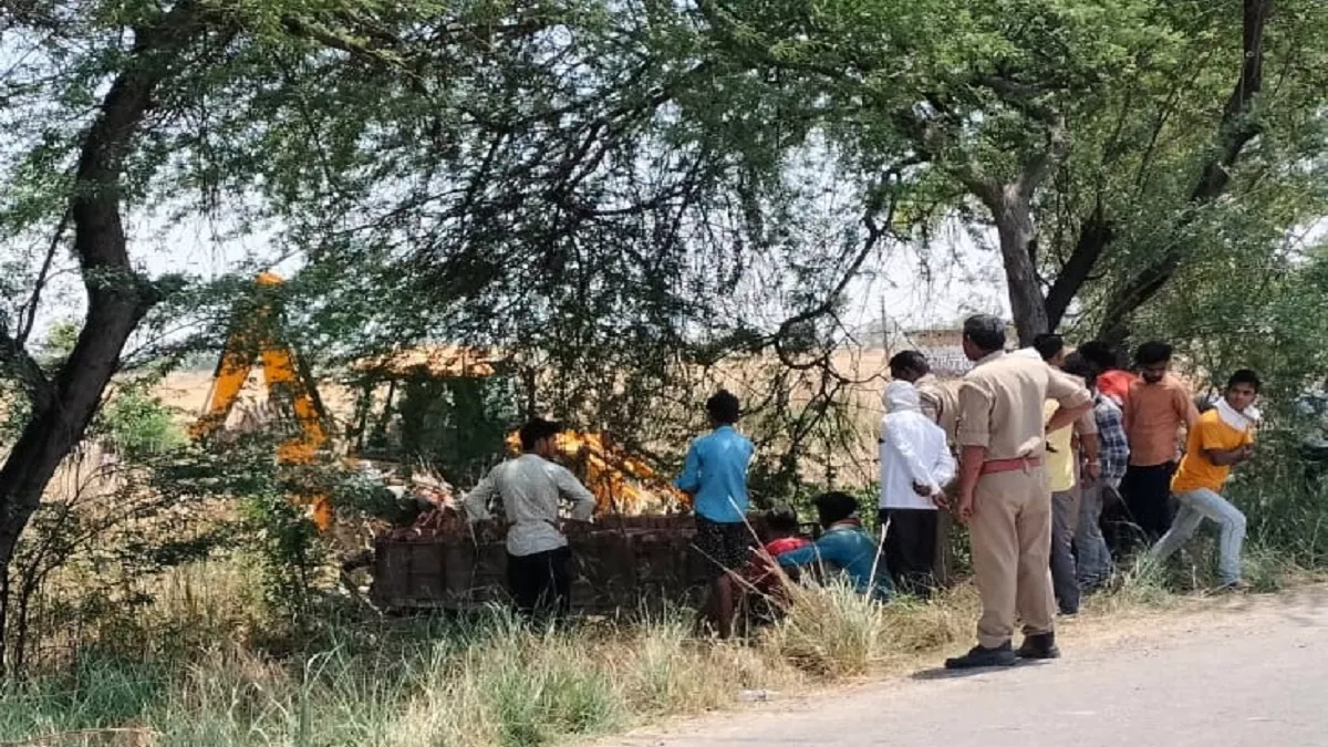 Amethi News: ईंट से लदी ट्रैक्टर ट्राली पलटी, नीचे दबकर दो श्रमिकों की मौत