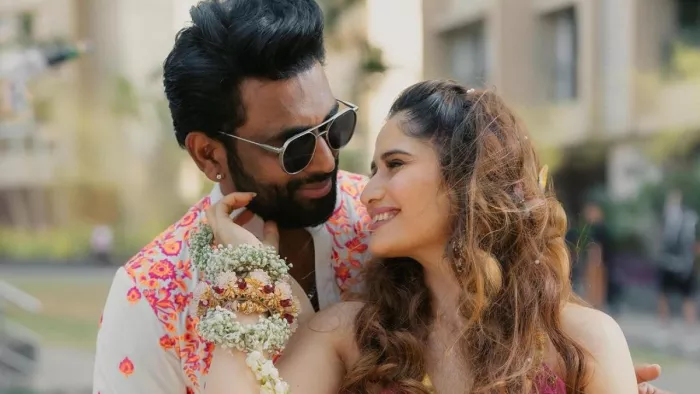 बिग बॉस-13 फेम आरती सिंह 25 अप्रैल को बिजनेसमैन दीपक चौहान के साथ परिणय सूत्र में बंधने वाली हैं।