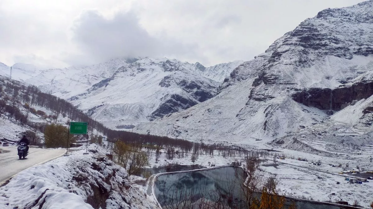 Himachal Weather Update: हिमाचल में बारिश और बर्फबारी का क्रम जारी, रोहतांग सहित प्रमुख दर्रों पर हिमपात तो मनाली में वर्षा