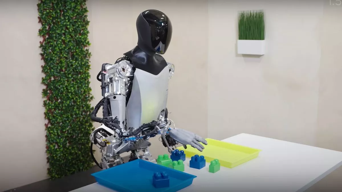 इंसानों की तरह कपड़े फोल्ड करता है Musk का Humanoid Robot, 2025 के आखिर तक एंट्री लेगा Optimus