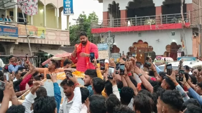 पवन सिंह का डेहरी मे रोड शो करते हुए