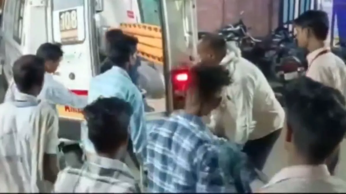 UP News: ललितपुर में बड़ा हादसा, अनियंत्रित होकर पलटी बस; 20 लोग घायल