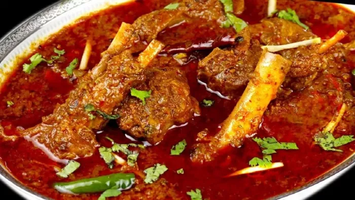 गोला के हुपु गांव में मटन को लेकर हुआ विवाद।