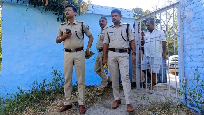 बाजपट्टी में सरकारी कर्मी के घर डाका, लाखों की लूट