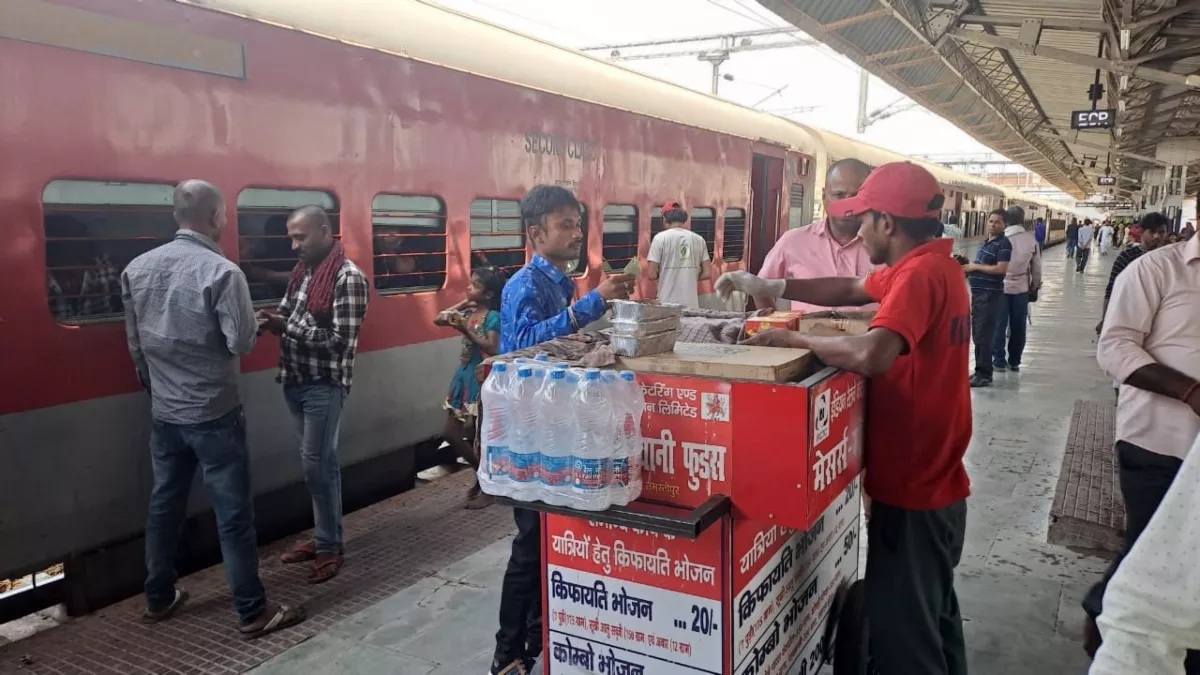 Railway Food News- बिहार के इन 6 स्टेशनों पर नई सुविधा, यात्रियों को 20 रुपये में मिल रहा खाना