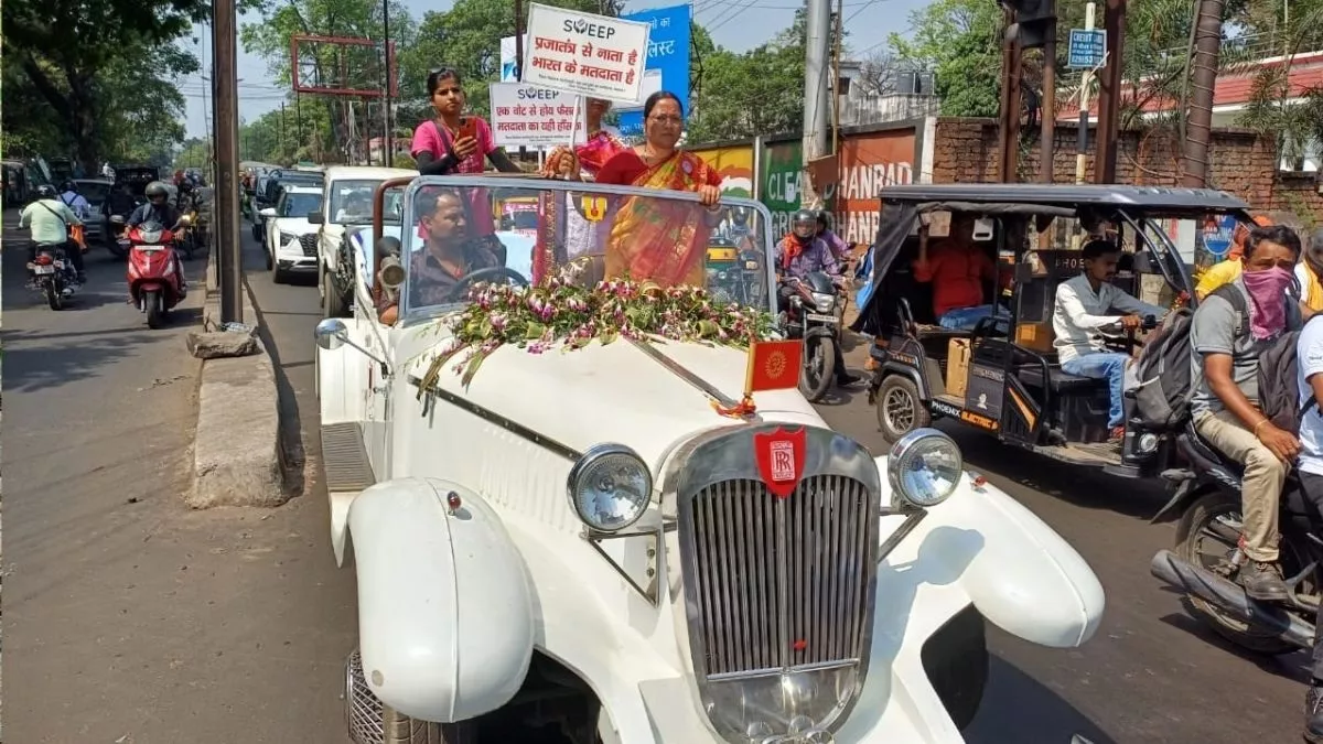 PHOTOS : धनबाद में रोल्‍स रॉयस पर निकला किन्‍नरों का जत्‍था, गाजे-बाजे के साथ लोगों से की मतदान की अपील