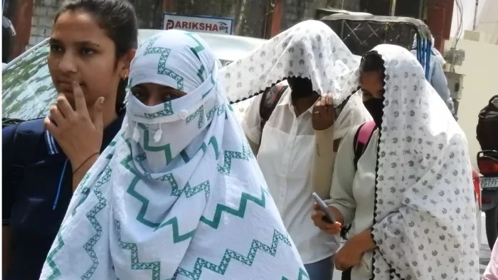 गर्मी से लोगों का हाल बेहाल हो गया है।