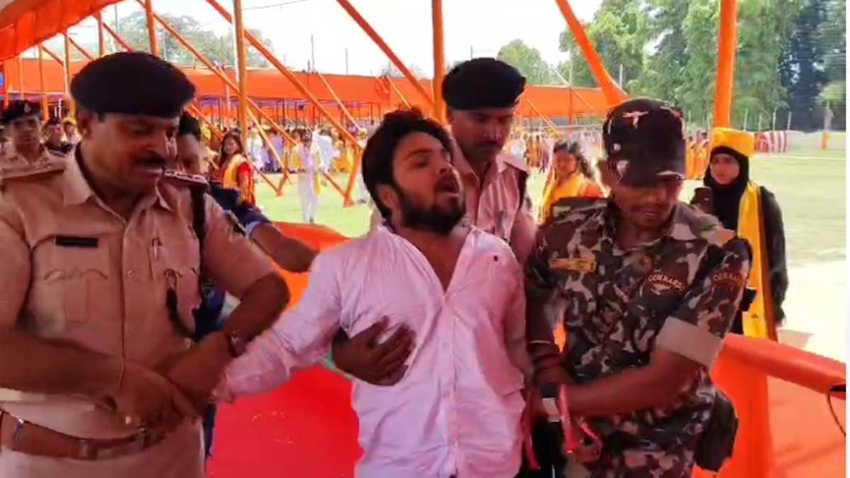 bhagalpur news bihar governor arif mohammed khan security lapse students shouted slogans and threw complaint slips