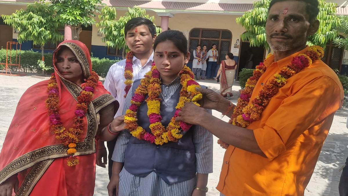https://www.jagranimages.com/images/newimg/25042025/25_04_2025-etawah_toppers_23925483.jpg
