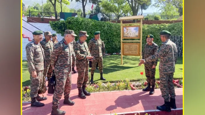 कश्मीर में आर्मी चीफ उपेंद्र द्विवेदी के साथ मीटिंग करते हुए (फाइल फोटो)