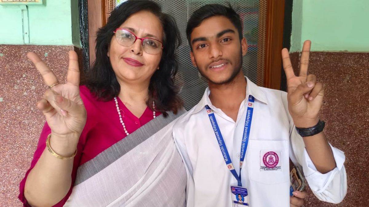 https://www.jagranimages.com/images/newimg/25042025/25_04_2025-ghaziabad_up_board_topper_23925378_195119770.jpg