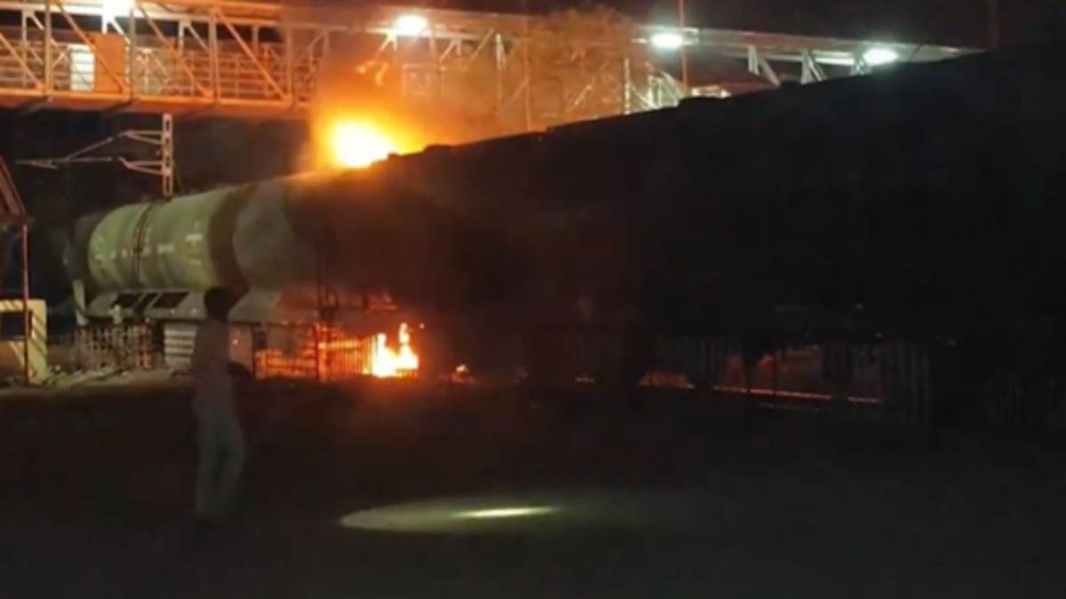 a huge fire broke out in a goods train at jabalpur bhitoni railway station
