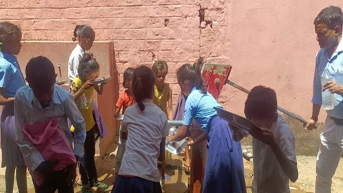 मुंगेर के एक स्कूल में बच्चों से धुलवाया गया बर्तन (जागरण)