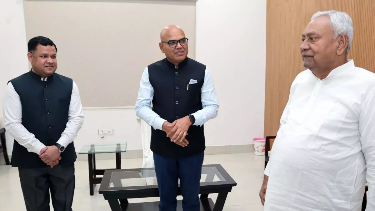 Bihar News: मध्य सेवा कालीन प्रशिक्षण के तहत बिहार आए IFS अधिकारियों ने सीएम नीतीश कुमार से की मुलाकात