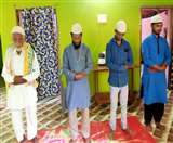 Eid Mubarak 2020: सादगी से मना ईद-उल-फितर, शारीरिक दूरी का पालन कर मुस्लिम धर्मावलंबियों ने पढ़ी नमाज