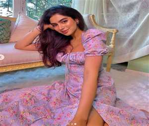 Khushi Kapoor share photos on Instagram, tells herself- bedroom princess. photo source @khushi05k instagram.